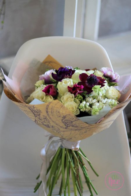 Buchet de flori cu liliac alb și anemone