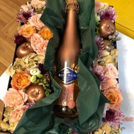 Cadou cu flori și șampanie