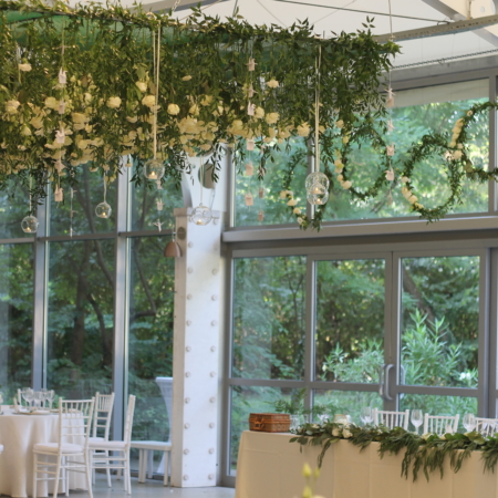 tavan cu flori suspendate decor nunta