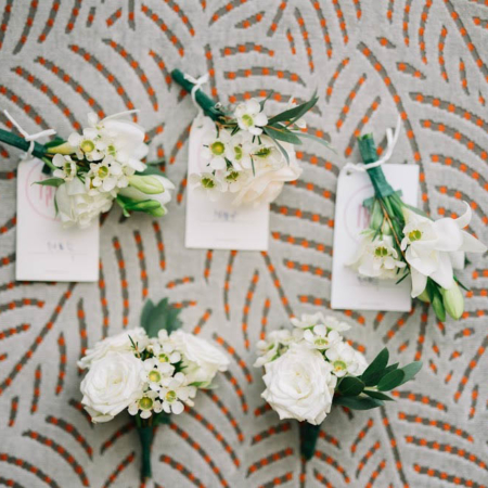 Cocarde de nuntă cu flori albe