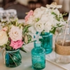 Ansamblu de vase colorate și flori pentru nuntă