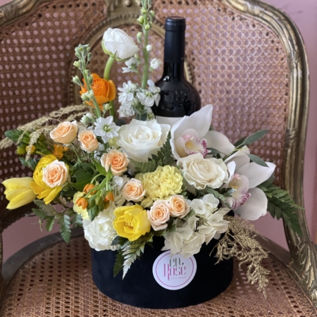 Cutie de cadou cu flori și vin Știrbey