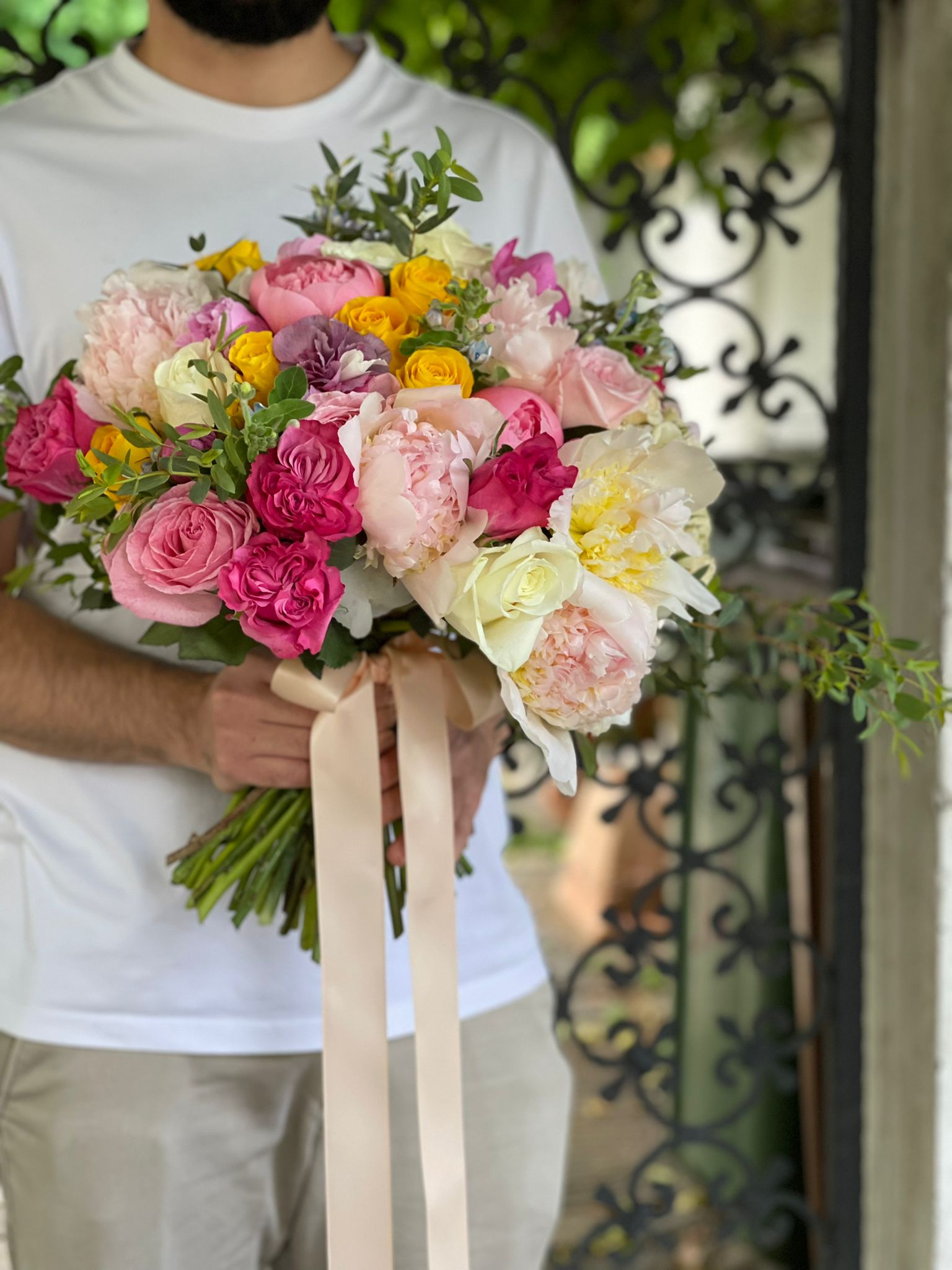 Buchet cu trandafiri  și bujori Summer Delight