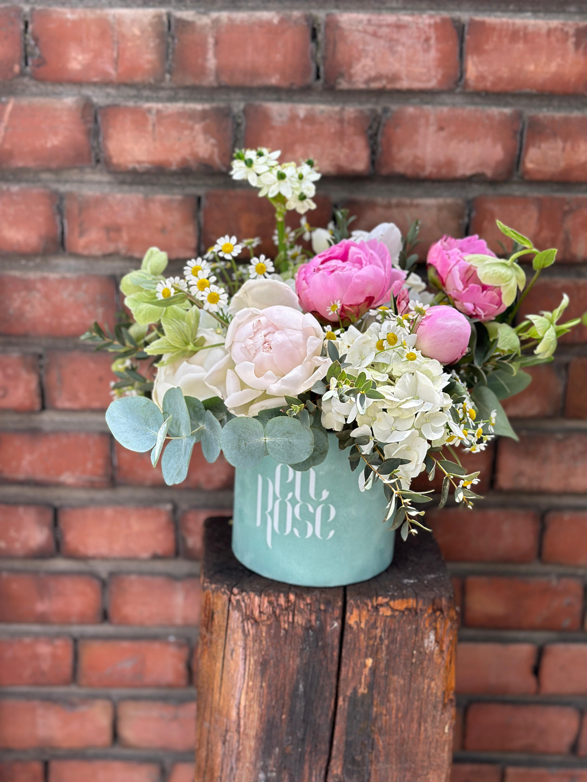 Aranjament floral în cutie Mint & Pink