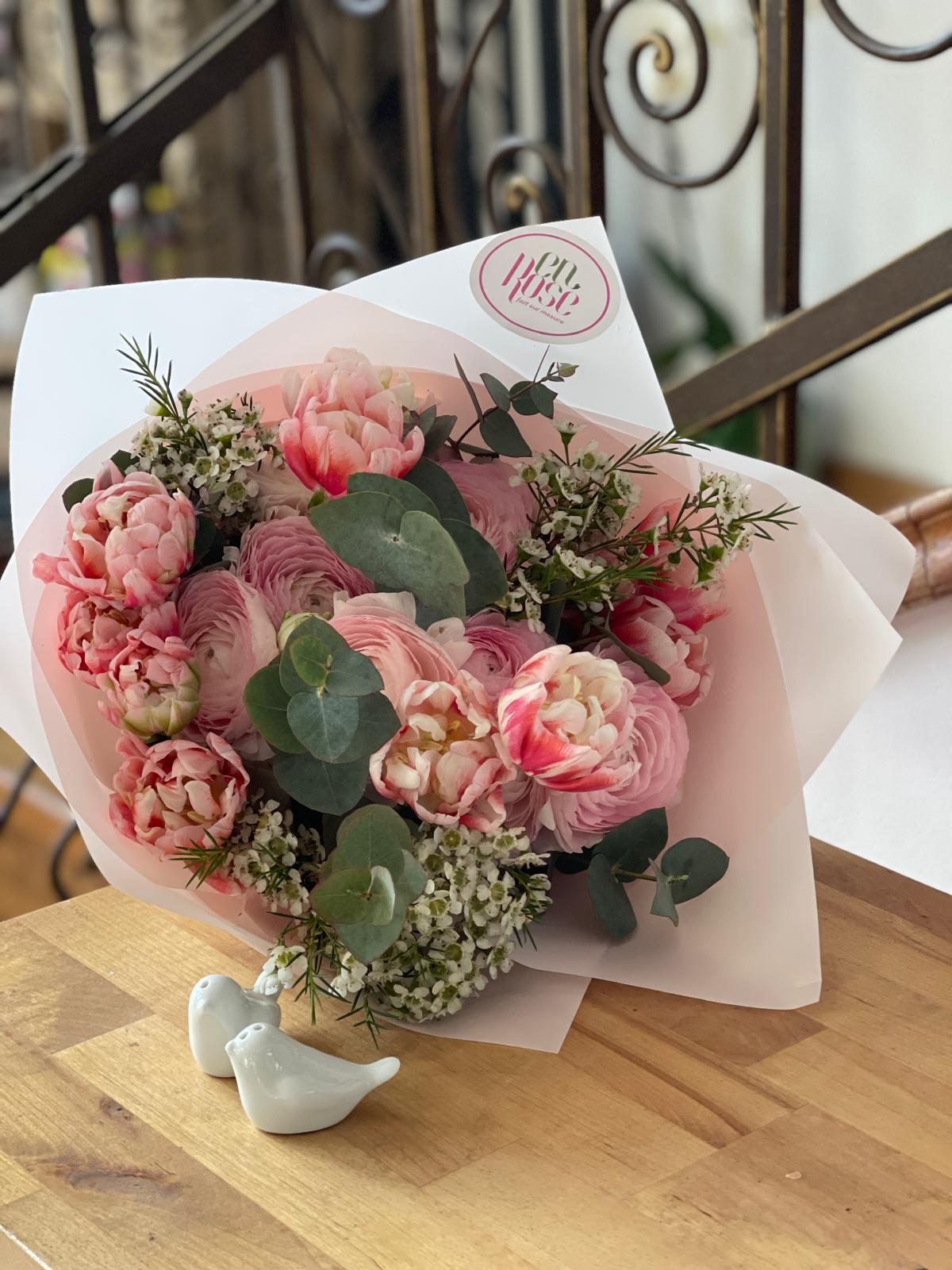 Buchet cu ranunculus si lalele Pink Martini